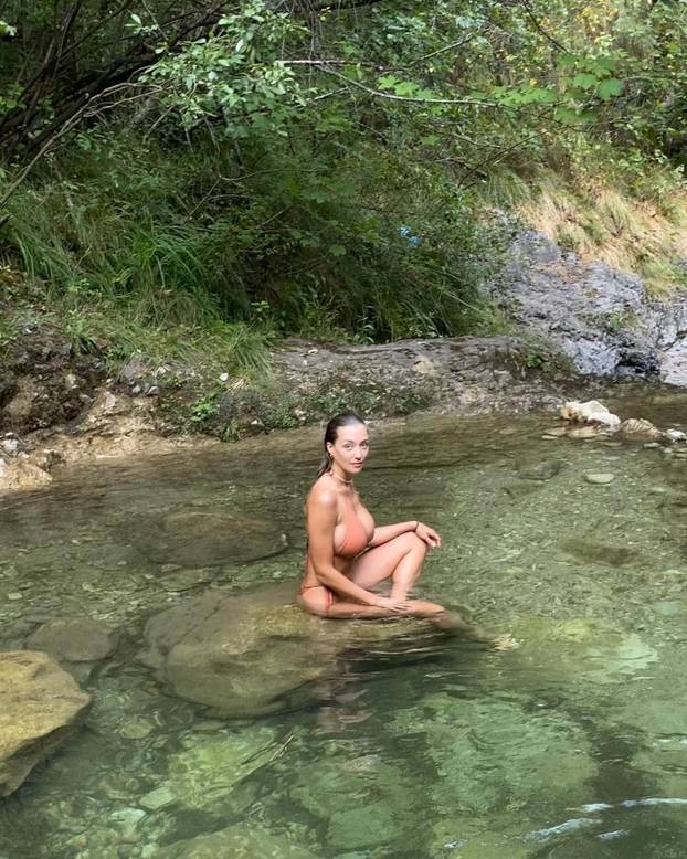 FOTO Britanska 'bomba' uživa na Ibizi: Skinula se u sićušni bikini i raspametila fanove