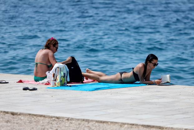 Sunčanje na rivi u Zadru