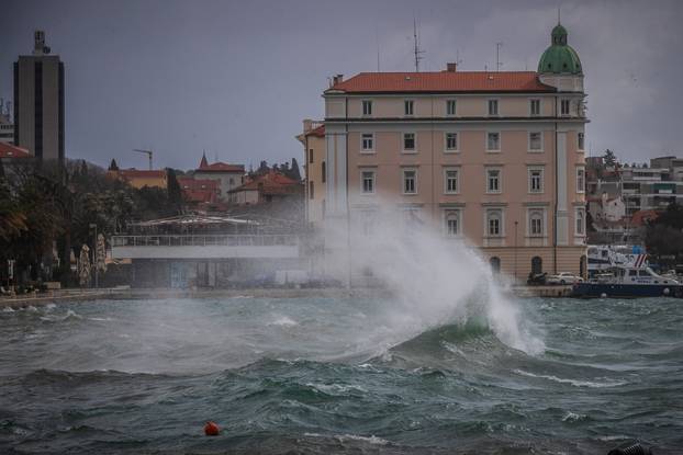 Split: Orkansko jugo potopilo rivu te stvaralo probleme u pomorskom prijevozu