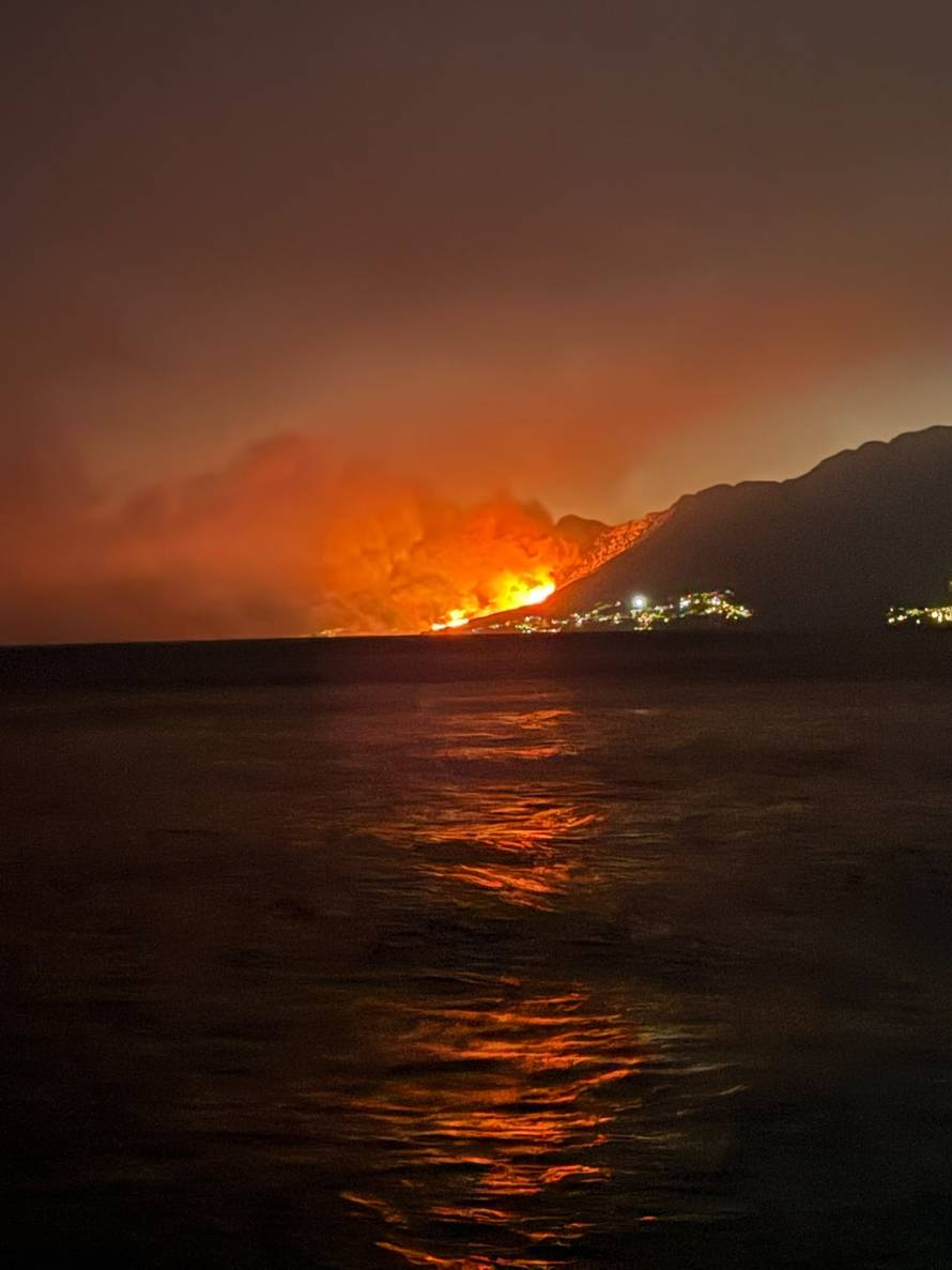VIDEO: PAKAO KOD OMIŠA Ljude evakuiraju, ceste su blokirane! Stižu vatrogasci iz cijele zemlje