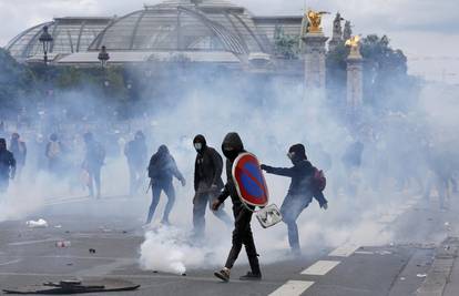 Neredi u Parizu: Napali policiju tijekom prosvjeda protiv vlade