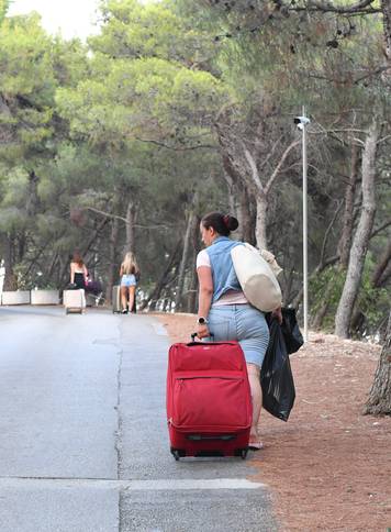 Seget Donji: Turisti napuštaju hotelsko naselje Medena zbog požara