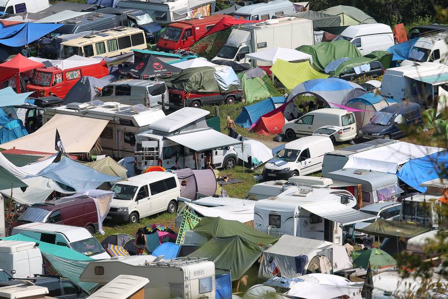 Gole grudi i psihodelija: Počeo Momento Demento na Mrežnici