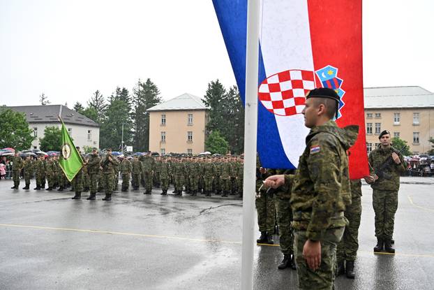 FOTO Suze i zagrljaji u Požegi: 900 novih ročnika položilo prisegu, među njima i 53 žene