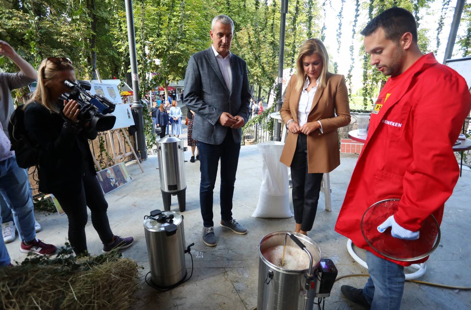 Karlovac: Ministrica Brnjac obišla 34. Dane piva i sudjelovala u radionici kuhanja piva