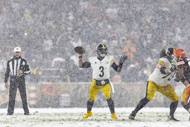 NFL: Pittsburgh Steelers at Cleveland Browns