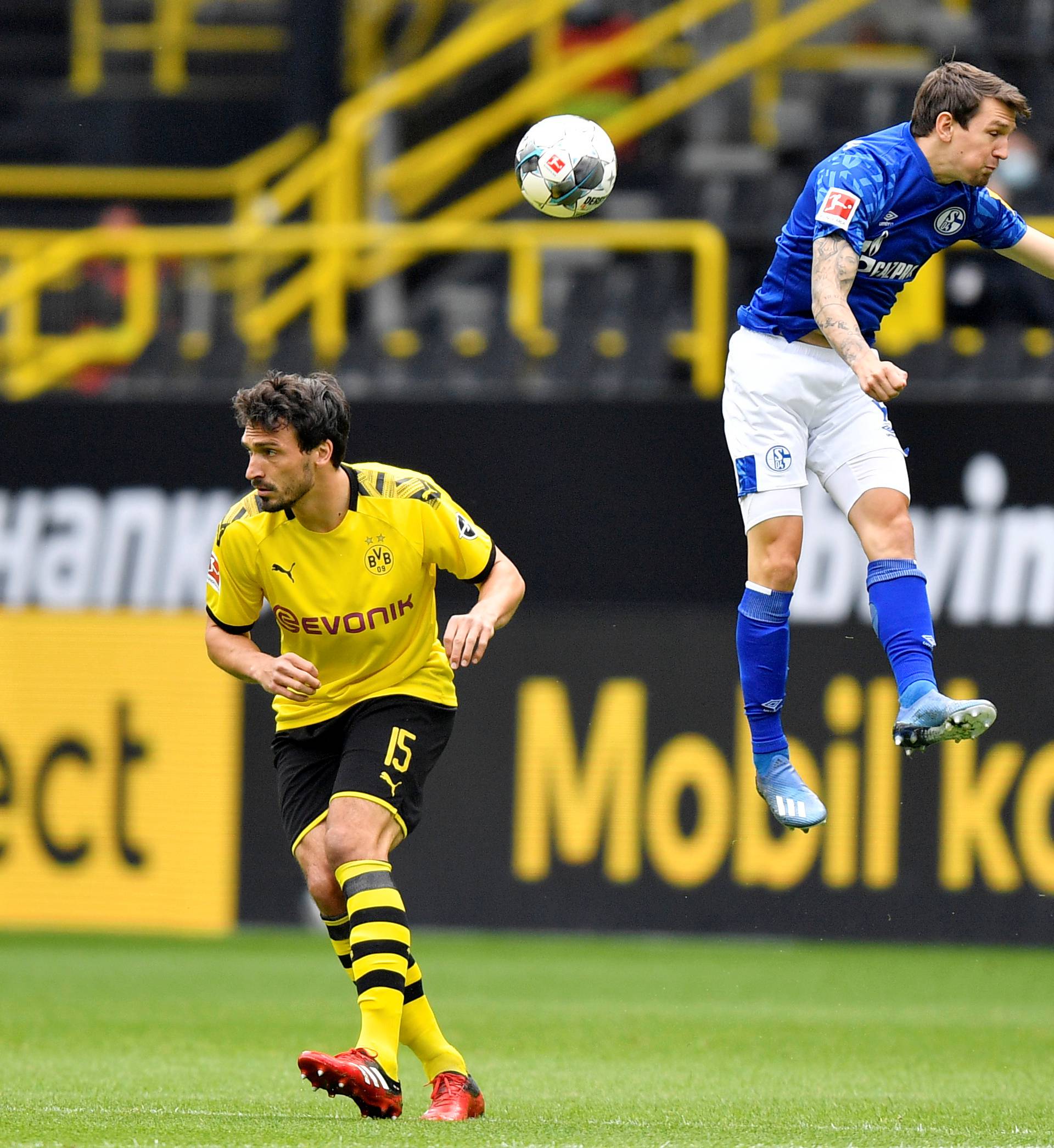 Bundesliga - Borussia Dortmund v Schalke 04