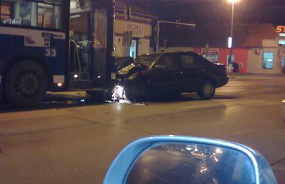 Osijek: Pijan autom razbio još dva auta i putnički autobus