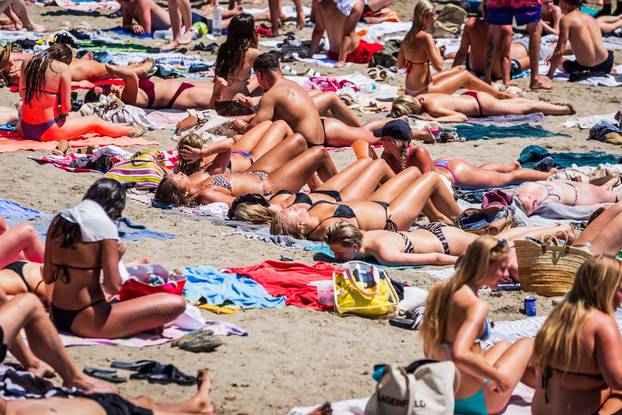 Split: Kupači na plaži Bačvice