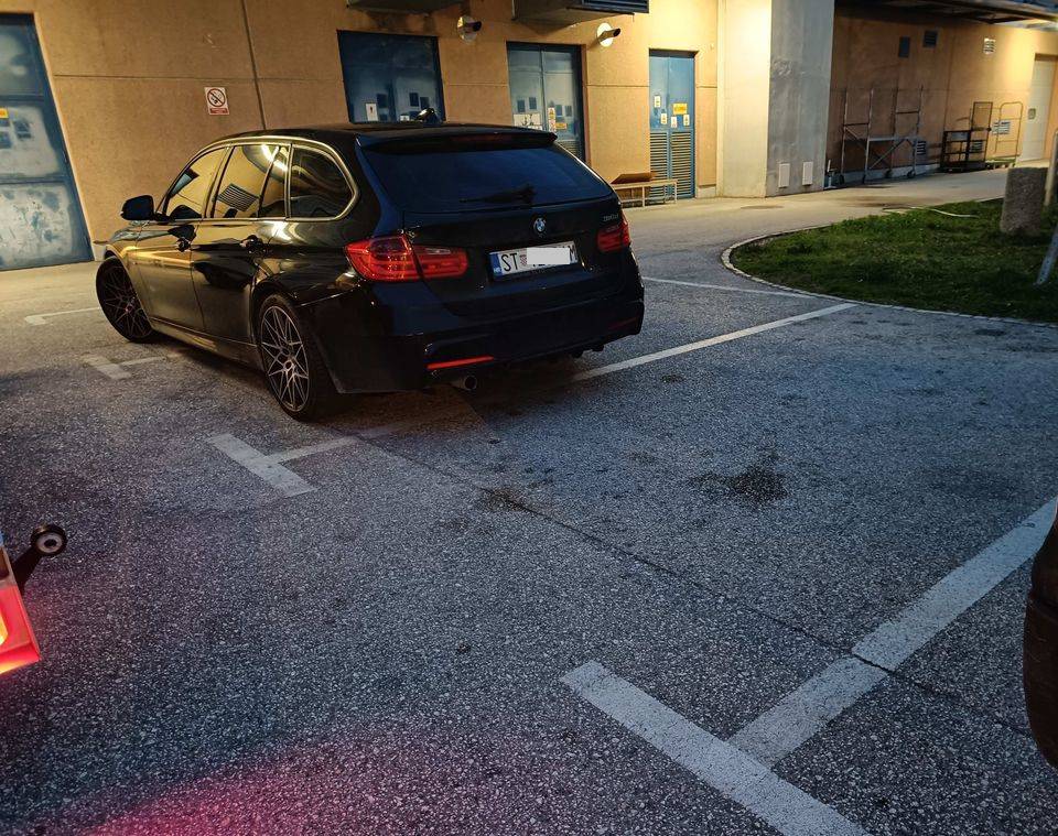 Golf 2 na 'struju', BMW zauzeo tri trake... Ovako samo Hrvati parkiraju. Bravo, pravi ste biseri