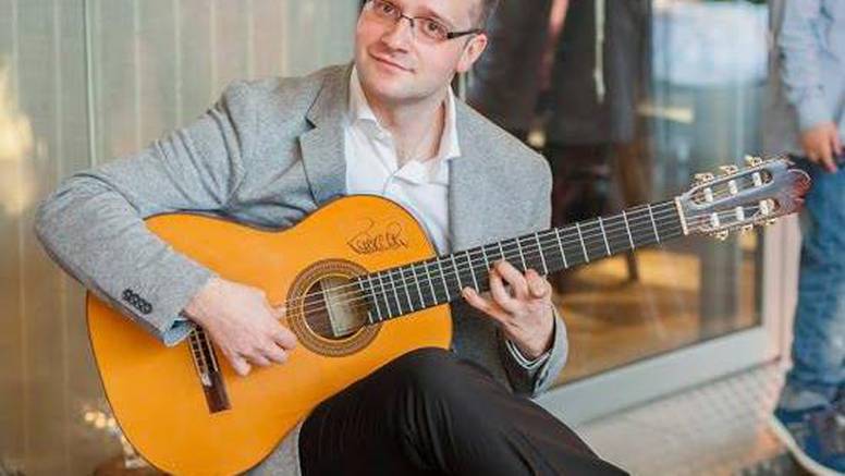 Besplatno podučava ljude sviranju gitare 'preko ekrana'