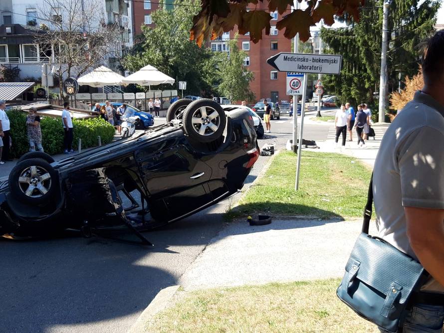Kobno raskrižje u Sesvetama: Opet sudar auta, jedan udario i u stup pa se  izvrnuo na krov...
