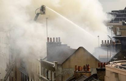 London: 100 vatrogasaca se bori s požarom u Sohou