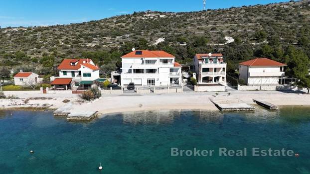 FOTO Iz kuće u more! Ova vila prvi red do mora ima konobu i vinoteku, a evo koliko košta