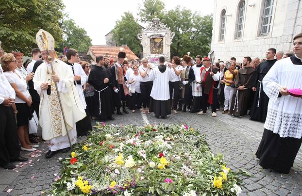 Sinj: TisuÄe vjernika sudjelovalo u procesiji i misnom slavlju povodom svetkovine Velike Gospe