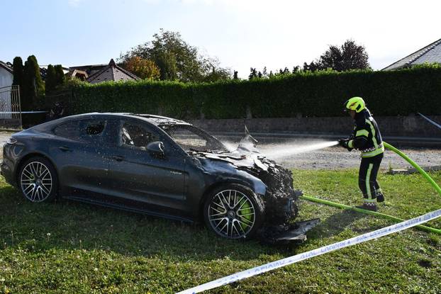 FOTO Izgorjeli skupocjeni auti kraj Požege: Viličarima ih iznosili da spriječe katastrofu