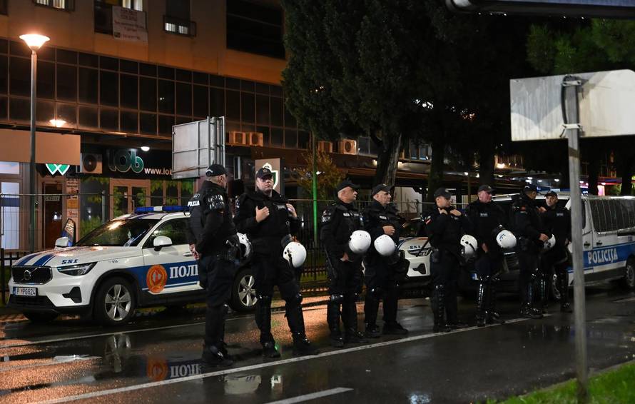 Podgorica: Policija i navijači uoči početka utakmice Crna Gora - Hrvatska 