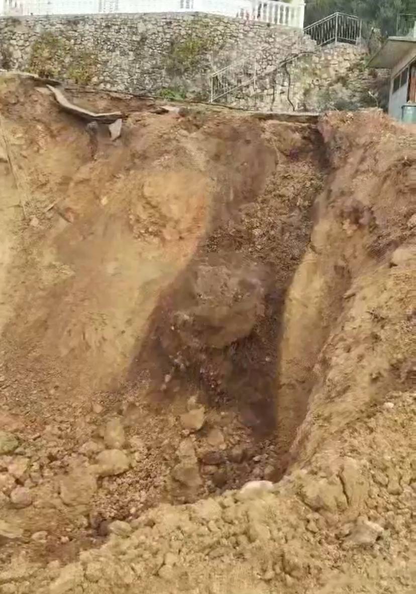 VIDEO 'Krater dubok 12 metara stalno se odronjava, urušila se cesta, progutat će nam i kuću!'