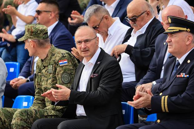 Zagreb: Dan državnosti obilježen pokaznim vježbama Hrvatske vojske i policije te prigodnim letačkim programom na kojem je sudjelovao Predsjednik Vlade Andrej Plenković i članovi Vlade