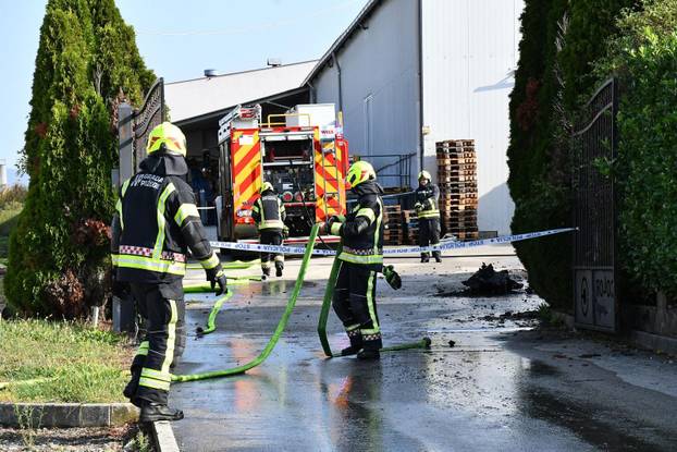 FOTO Izgorjeli skupocjeni auti kraj Požege: Viličarima ih iznosili da spriječe katastrofu