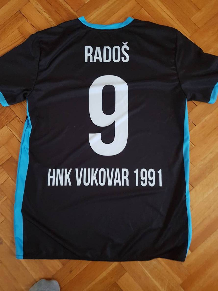 'Stoji grad' i Vodotoranj utkani u dres koji je dirnuo Vukovarce