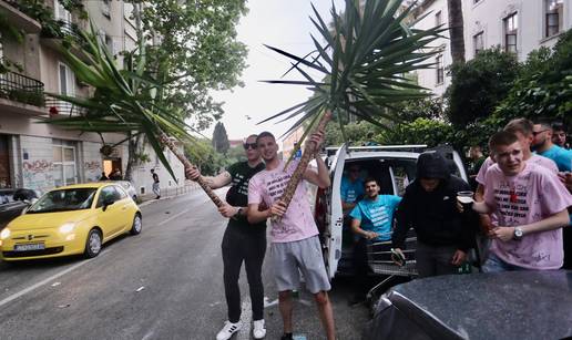 FOTO Razbacani kontejneri, palme kao zastave... Maturanti u Splitu slave kraj školovanja