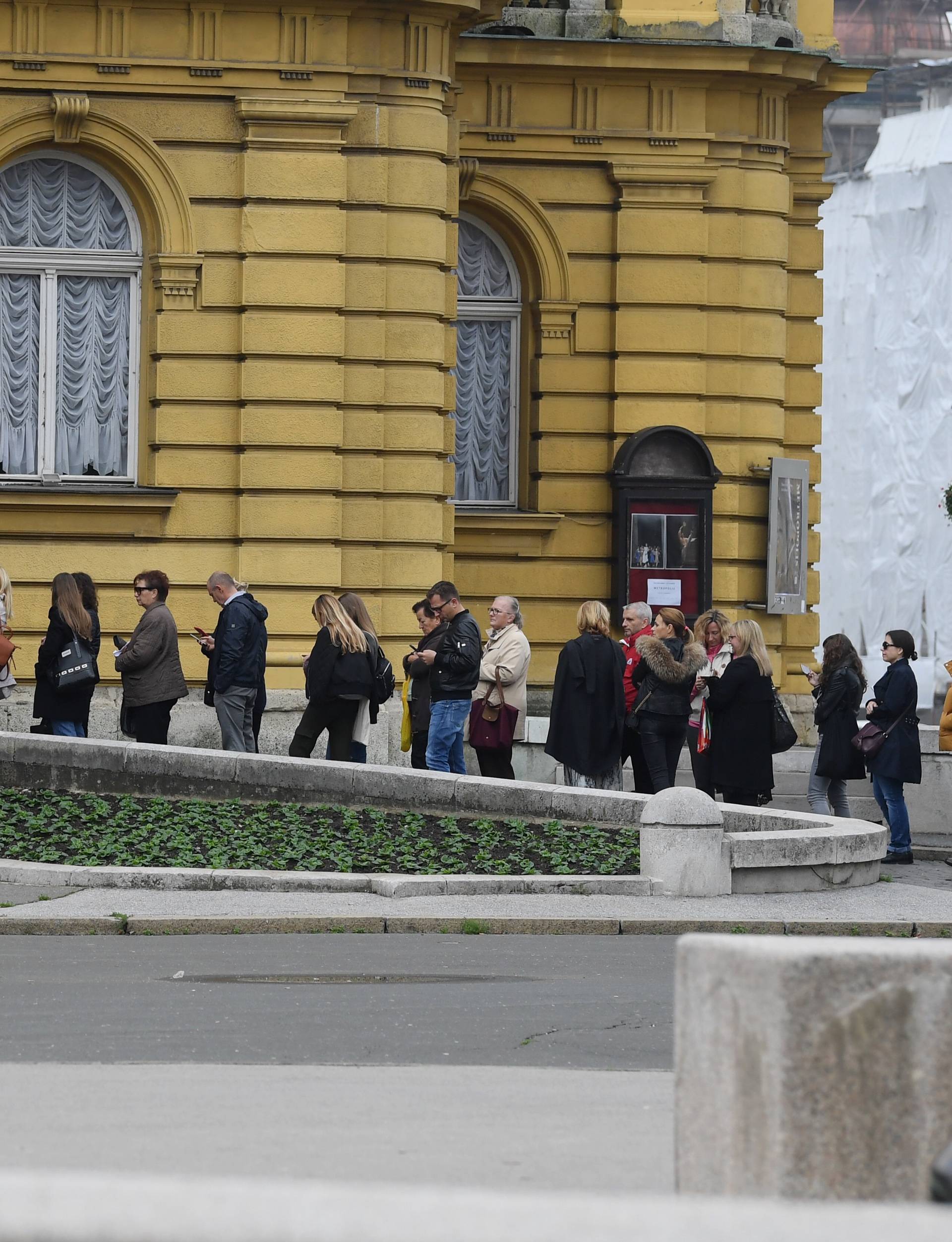 Svi žele na balet! E, nekoć se ovako stajalo u redu za kruh...