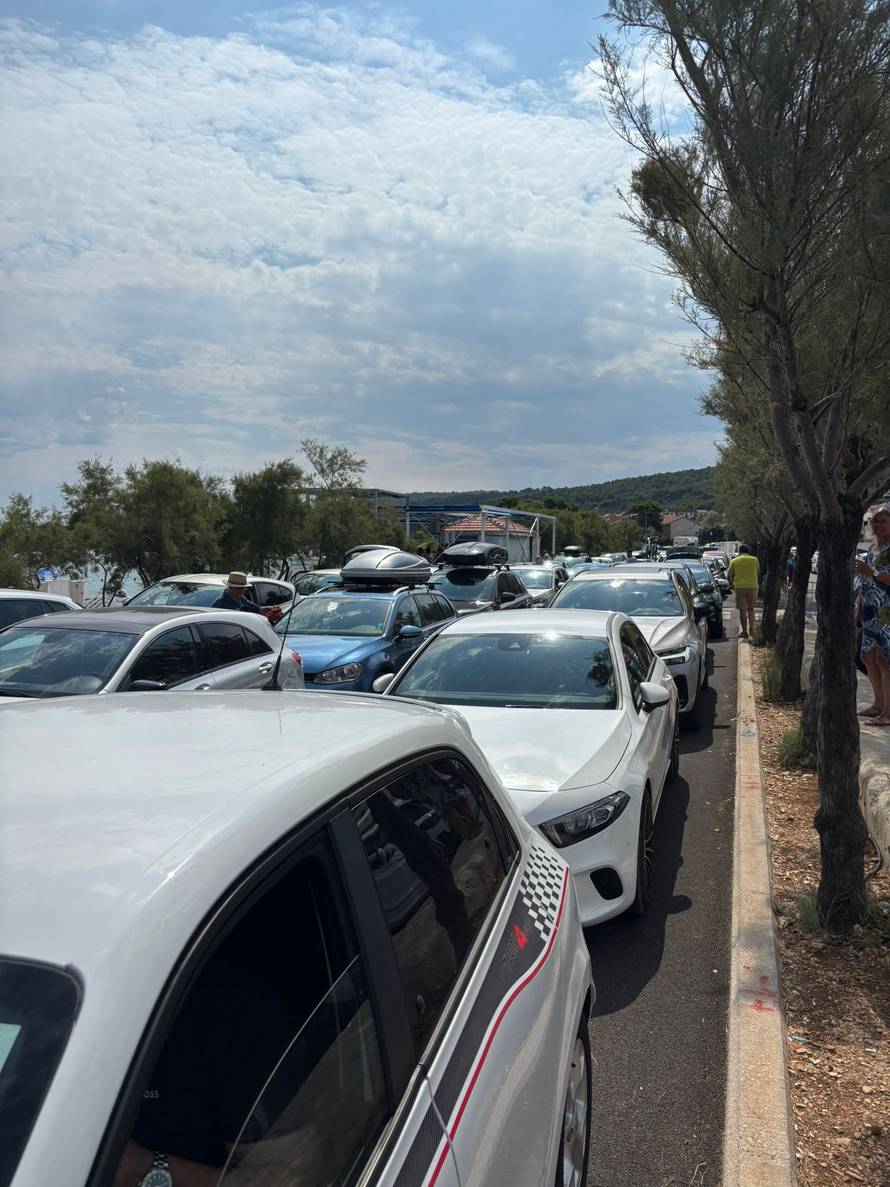 FOTO Gužve na autocestama: Kod Bosiljeva kolona od pet km