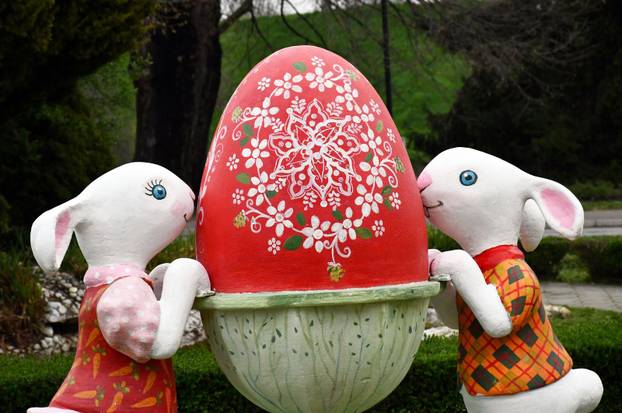 Slavonski Brod: Počelo ukrašavanje središta grada uskrsnim dekoracijama