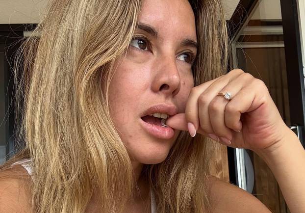 FOTO Nives od magle pobjegla na more, u prvi plan došle njene visoke čizme i mrežaste čarape