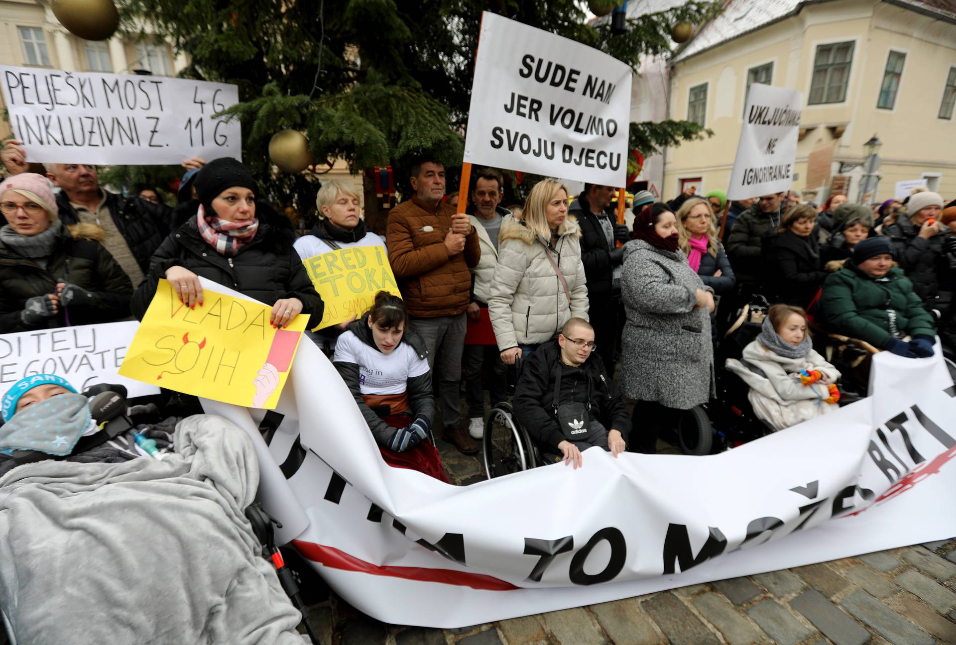 Zagreb: Prosvjed na Markovom trgu Udruge obitelji djece s teškoćama u razvoju "Sjena"