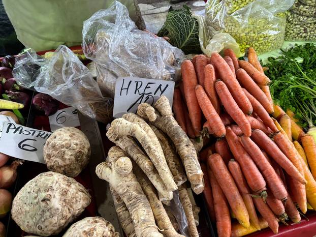 Bili smo na tržnici u Utrini: Evo kakve su cijene uoči Uskrsa!