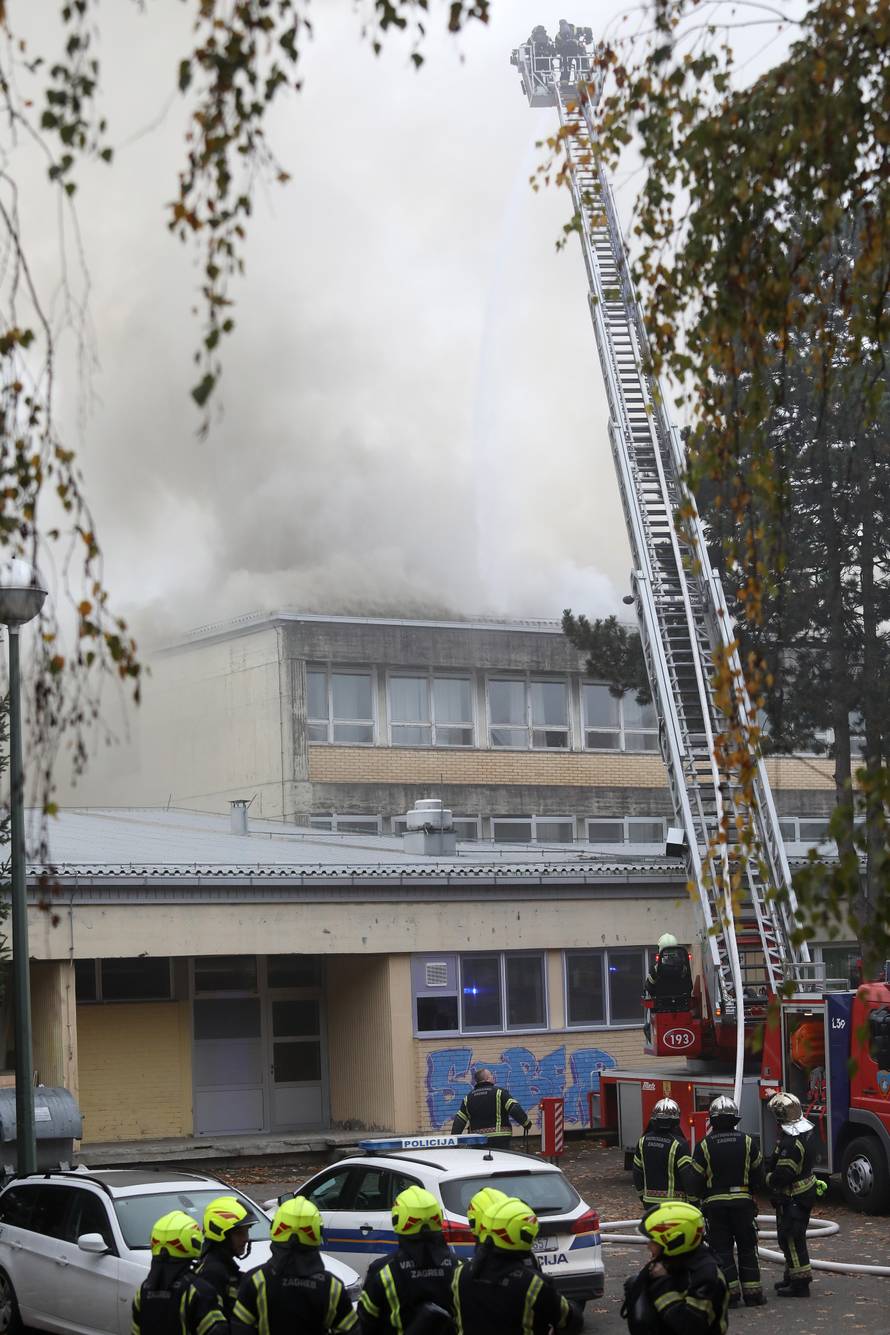 Zagreb: Požar izbio na krovu Osnovne škole "Mato Lovrak"
