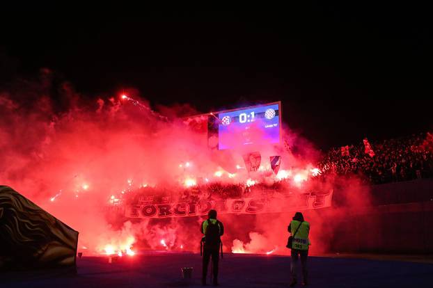 Zagreb: Zbog baklji nakratko prekinut derbi Dinama i Hajduka