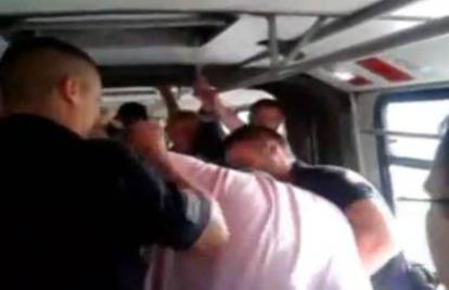 Komunalni policajci mladića u busu tukli jer nije imao kartu