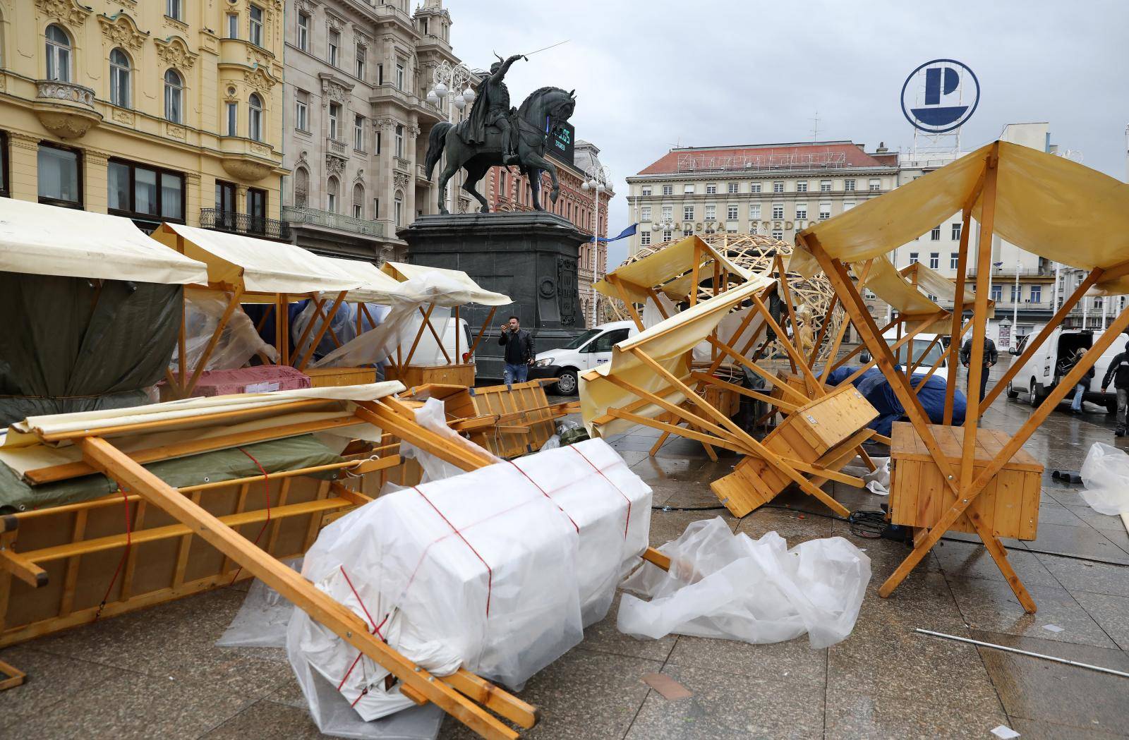 Orkanski vjetar čupao stabla i krovove, ozlijeđeno dvoje ljudi