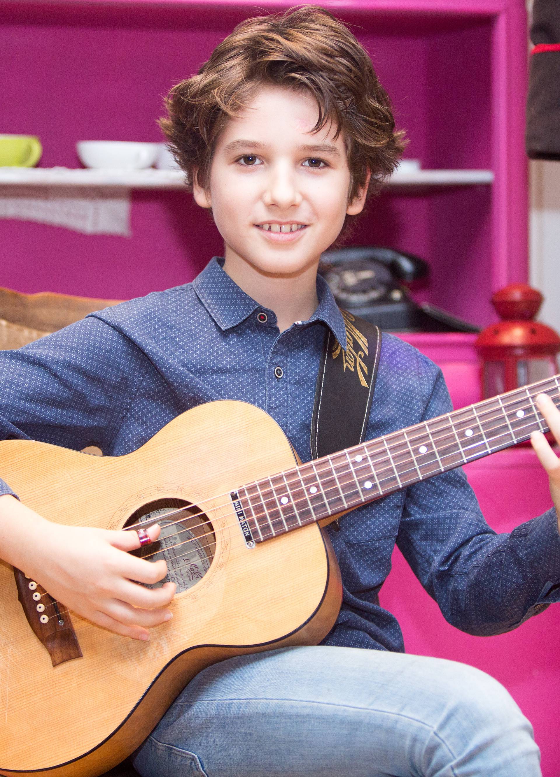 Frano svira od svoje treće, a s pet godina imao je prvi koncert