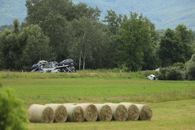 Stravi&ccaron;na nesre&cacute;a na Staroj zagorskoj, u sudaru kamiona i auta poginule dvije osobe