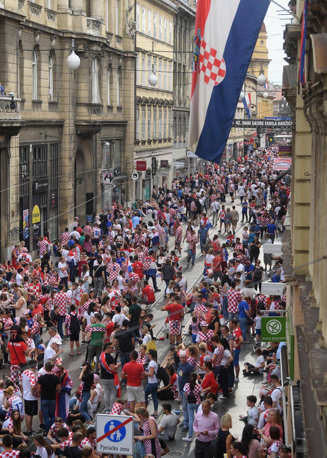 SveÄani doÄek Vatrenih na Trgu bana Josipa JelaÄiÄa