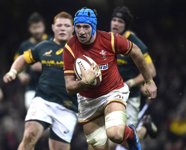 Wales' Justin Tipuric breaks through the South African defence to score a try