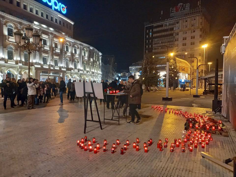 U Skoplju palili svijeće za Akija, na trgu svirali njegove pjesme