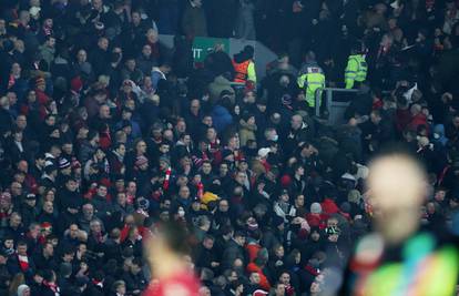 Klopp prekinuo utakmicu jer je navijaču pozlilo na tribinama, medicinari oba kluba pomogli