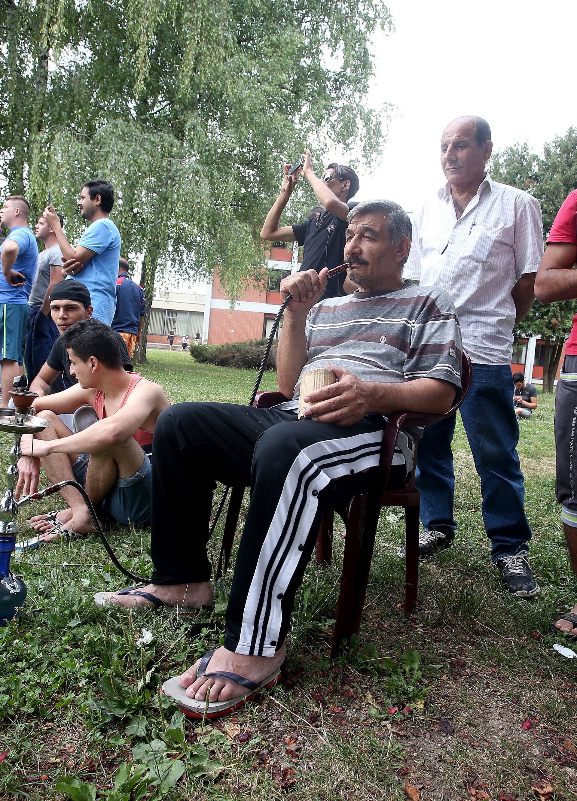 Azilant prijetio da će se baciti: Vatrogasci su ga spustili na tlo