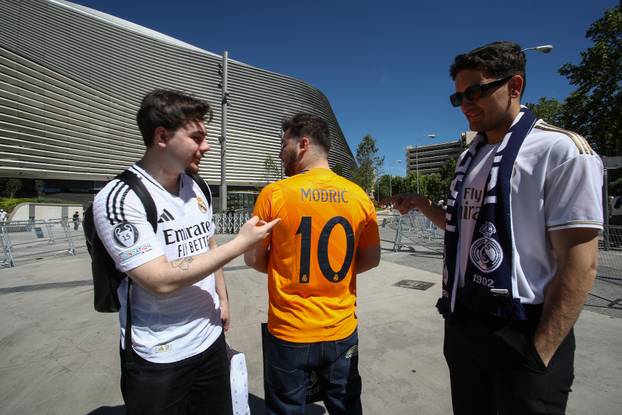 Madrid: Okupljanje navijača Luke Modrića uoči njegove posljednje utakmice za Real Madrid