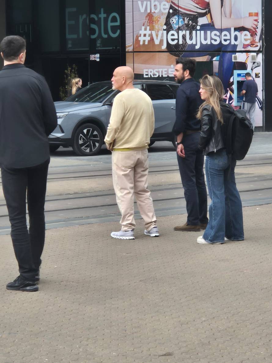 Legendarni glumac u Zagrebu! Malkovich na trgu s Popovićem Volarićem: 'Skupilo se ljudi...'