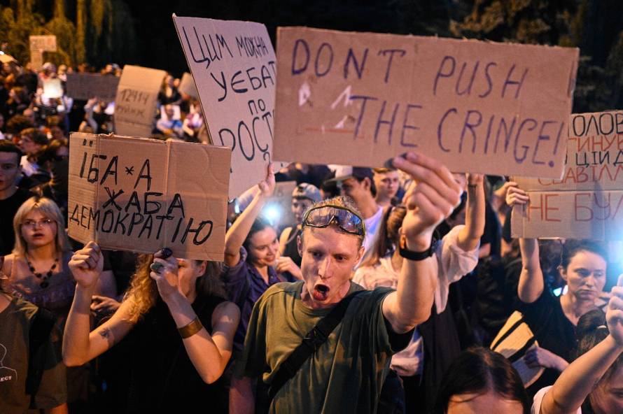 Thousands of Ukrainians protest the implementation of a law that regulates the work of anti-corruption institutions
