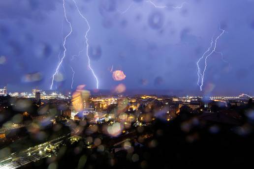 Žestoko nevrijeme pogodilo Hrvatsku: Tuča u Karlovcu i na Jadranu, dio A6 je poplavljen