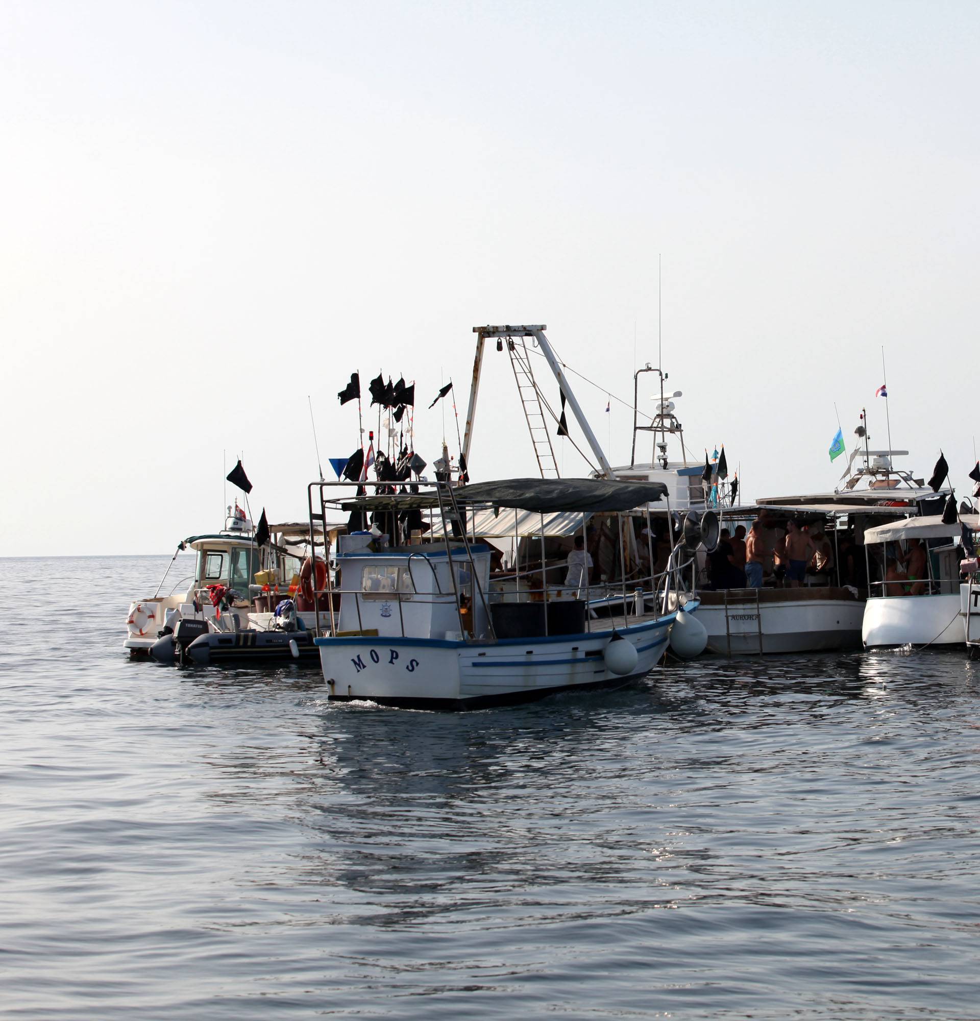 Hrvatski ribari su na pikniku točno posred Savudrijske vale