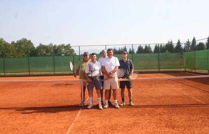 Kaćunko i blogeri zaigrali tenis nakon mise u Gospiću