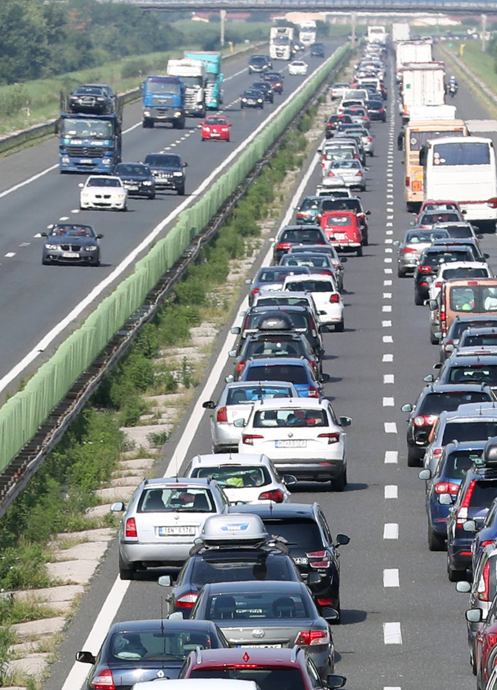 Na većini cesta promet teče bez zastoja, gužva je na A3